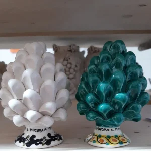 una pigna piccola in ceramica di caltagirone una bianca e una verde
